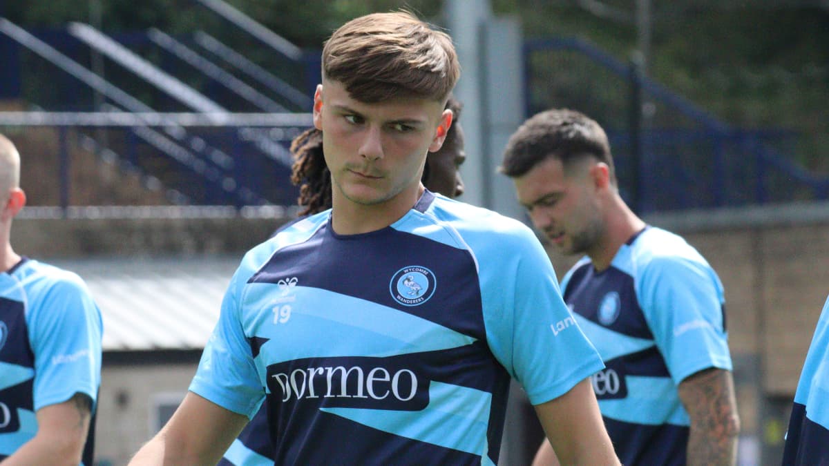 Emre Tezgel Wycombe Wanderers warm up